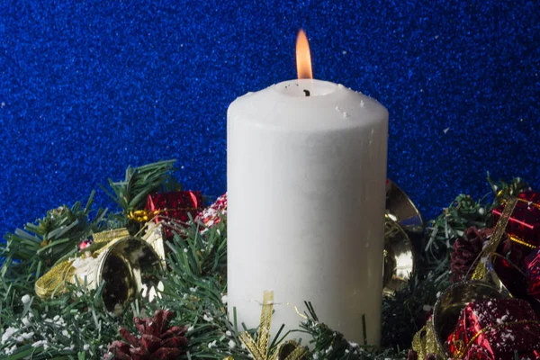 Decoraciones navideñas con vela encendida — Foto de Stock