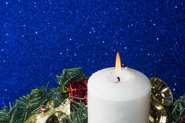 Decoraciones navideñas con vela encendida — Foto de Stock