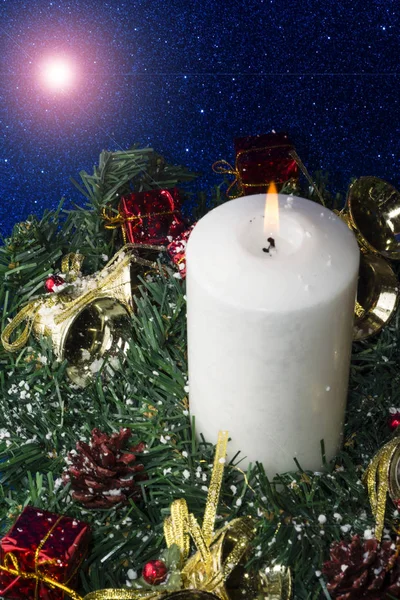 Kerstversiering met verlichte kaars — Stockfoto