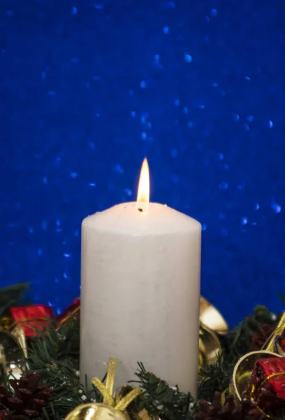 Decoraciones navideñas con vela encendida — Foto de Stock