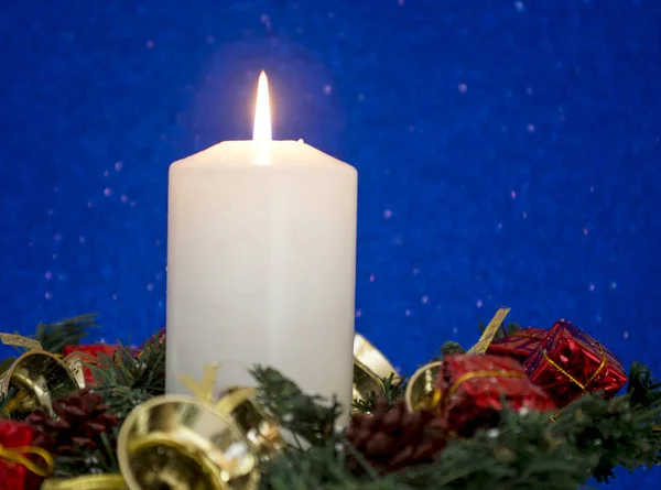 Kerstversiering met verlichte kaars — Stockfoto