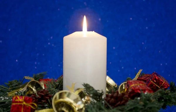 Kerstversiering met verlichte kaars — Stockfoto