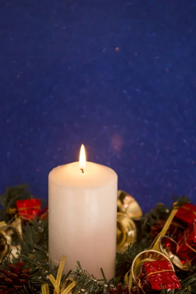 Decorazioni natalizie con candela accesa — Foto Stock