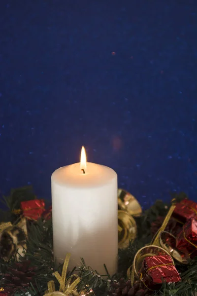 Decorações de Natal com vela de lit — Fotografia de Stock