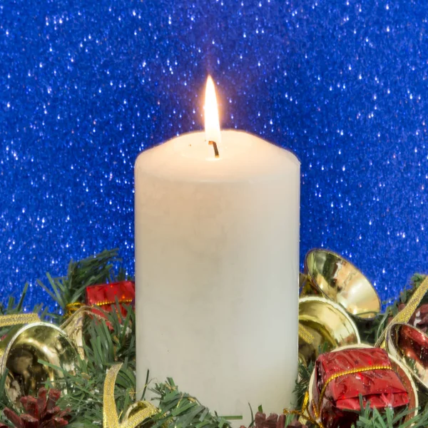 Decoraciones navideñas con vela encendida — Foto de Stock