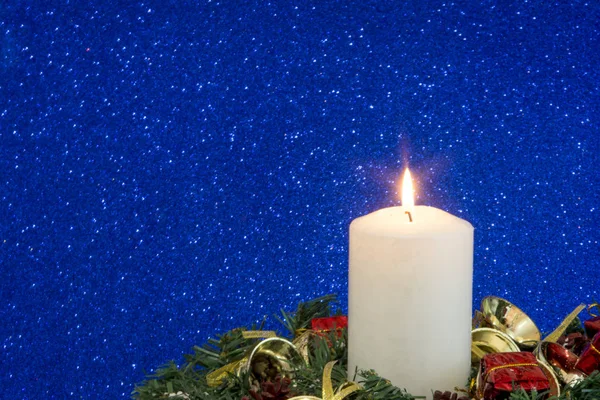 Kerstversiering met verlichte kaars — Stockfoto