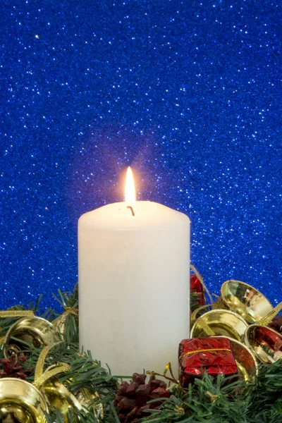 Vánoční ozdoby s osvětlenou svíčkou — Stock fotografie