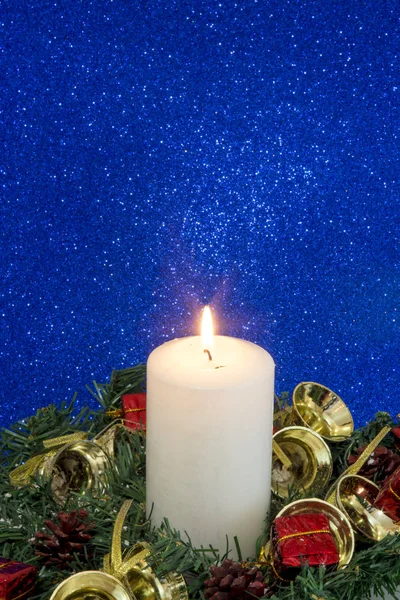 Kerstversiering met verlichte kaars — Stockfoto