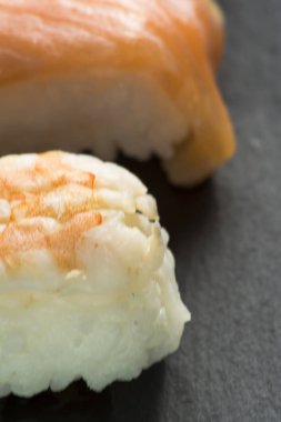 Suşi siyah bir taş üzerinde parçalar