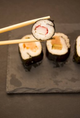 Suşi siyah bir taş üzerinde parçalar