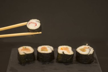 Suşi siyah bir taş üzerinde parçalar