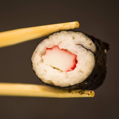 Suşi siyah bir taş üzerinde parçalar