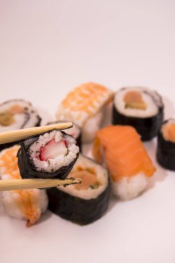 Suşi beyaz arka plan üzerinde parçalar