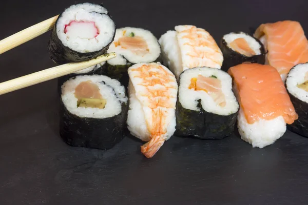 Darab sushi a fekete kő — Stock Fotó