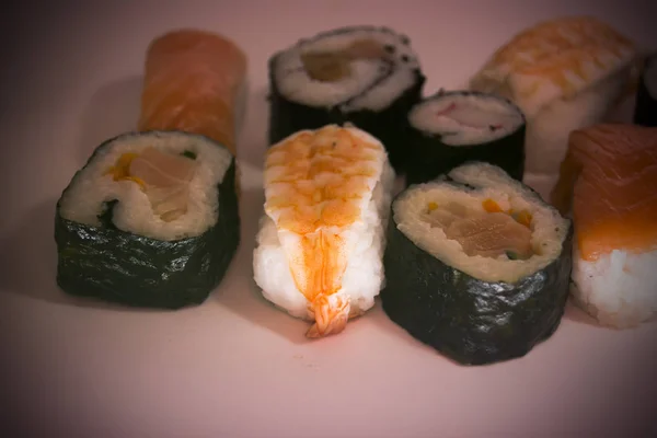 Kousky sushi na bílém pozadí — Stock fotografie
