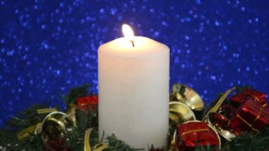 Yanan mum ile güzel Noel süsleri