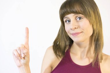 Parmağıyla yukarıyı güzel bir kadın portresi