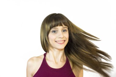 Güzel genç kadın saçlarını sallayarak portresi 