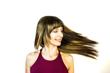 Güzel genç kadın saçlarını sallayarak portresi 