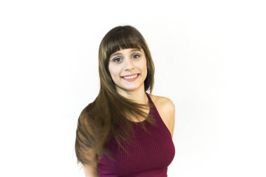 Güzel genç kadın saçlarını sallayarak portresi 