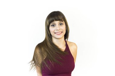 Güzel genç kadın saçlarını sallayarak portresi 