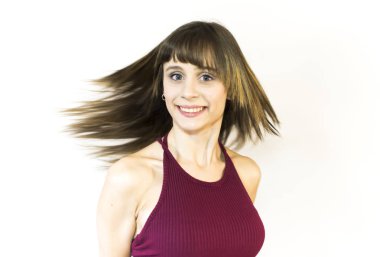 Güzel genç kadın saçlarını sallayarak portresi 