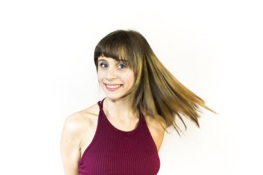 Güzel genç kadın saçlarını sallayarak portresi 