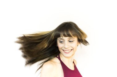 Güzel genç kadın saçlarını sallayarak portresi 