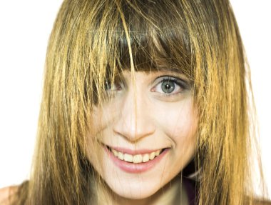 Güzel genç kadın portresi ile yüzünü yarı-h tarafından gizli