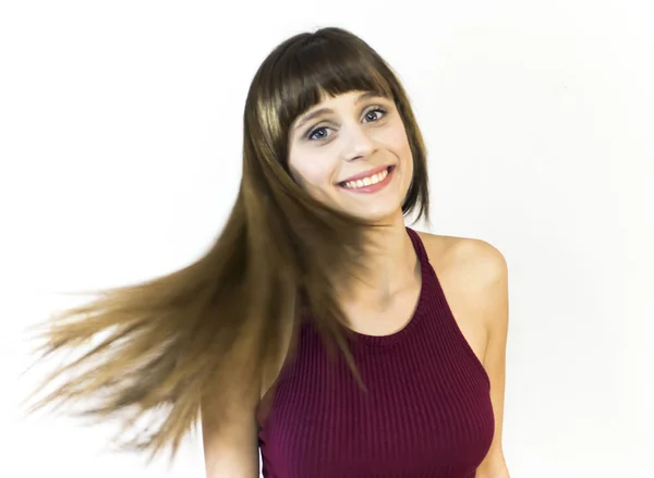 Retrato de bela jovem mulher sacudindo seu cabelo — Fotografia de Stock