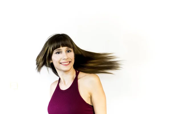 Retrato de una hermosa joven agitando su cabello —  Fotos de Stock