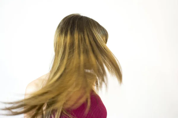 Portret z piękną, młodą kobietę, potrząsając jej włosy — Zdjęcie stockowe