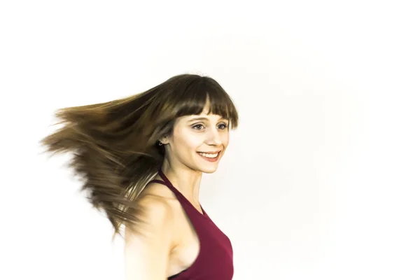 Retrato de una hermosa joven agitando su cabello —  Fotos de Stock