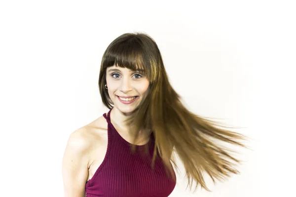 Portret van mooie jonge vrouw schudden haar haren — Stockfoto