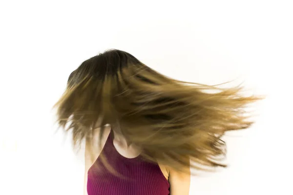 Retrato de bela jovem mulher sacudindo seu cabelo — Fotografia de Stock