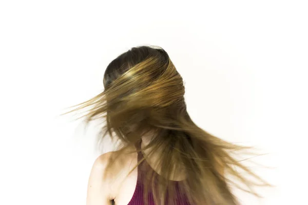 Retrato de bela jovem mulher sacudindo seu cabelo — Fotografia de Stock