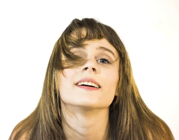 Retrato de una hermosa joven agitando su cabello —  Fotos de Stock