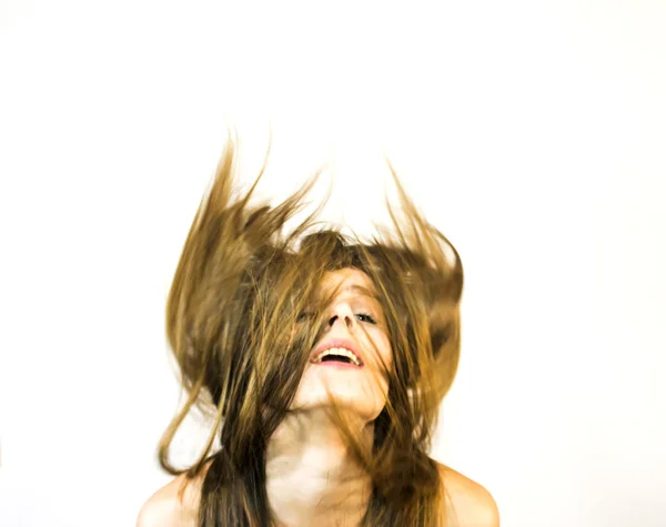 Портрет красивой молодой женщины, трясущей волосами — стоковое фото