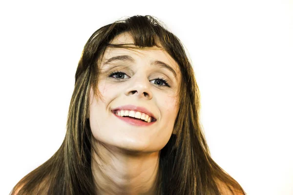 Портрет красивой молодой женщины, трясущей волосами — стоковое фото