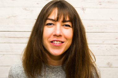 Güzellik kadını portre Beyaz ahşap zemin üzerinde