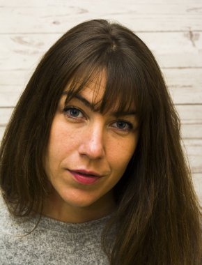 Güzellik kadını portre Beyaz ahşap zemin üzerinde