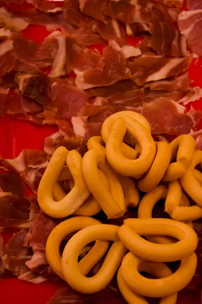 Teller mit Serranoschinken oder iberischem Schinken — Stockfoto