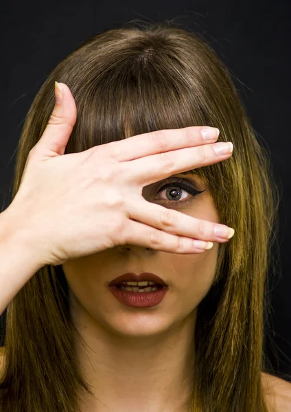 Skönhet kvinna som täcker en av hennes ögon med sin hand porträtt OV — Stockfoto