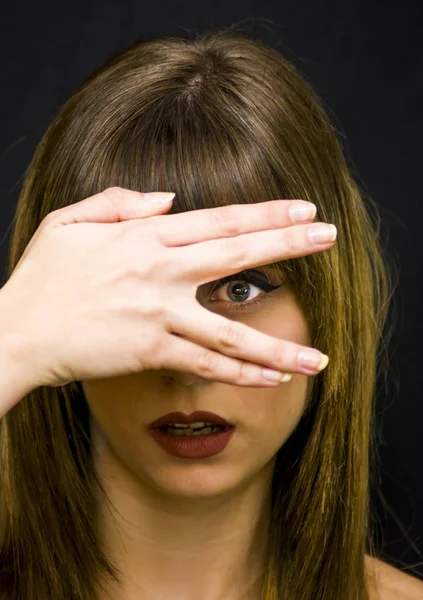 Belleza Mujer cubriendo uno de sus ojos con su mano Retrato ov — Foto de Stock