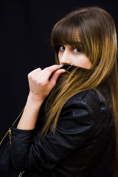 Schoonheid vrouw portret op zwarte achtergrond — Stockfoto