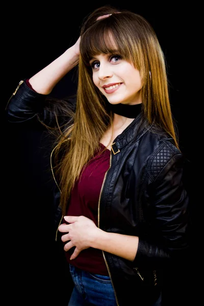 Güzellik kadını portre siyah arka plan üzerinde