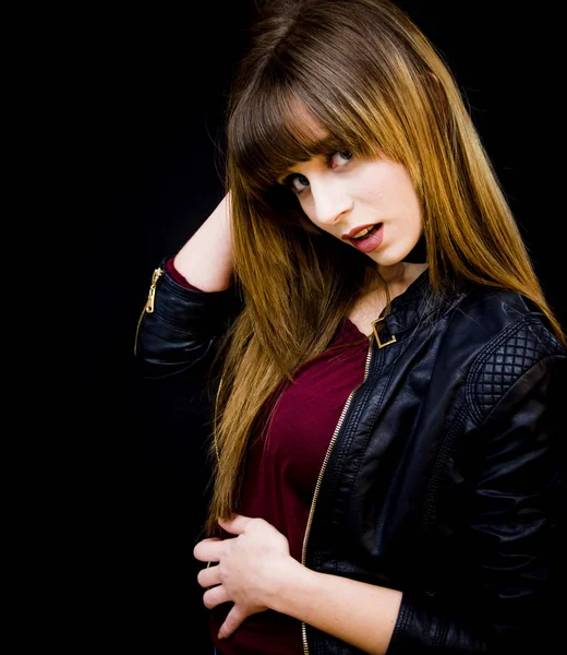 Güzellik kadını portre siyah arka plan üzerinde