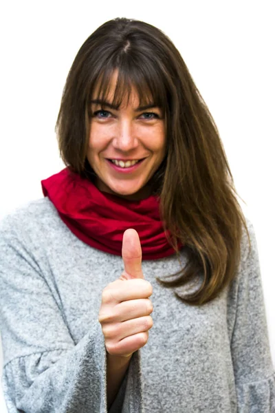 Retrato de una mujer hermosa con el pulgar hacia arriba en señal de optim — Foto de Stock