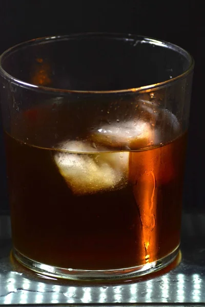 Ледяные кубики падают в стакан с виски — стоковое фото