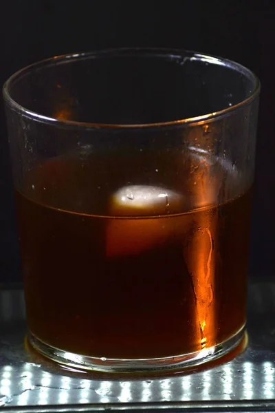 Kostki lodu wpadające do szklanki z whisky — Zdjęcie stockowe